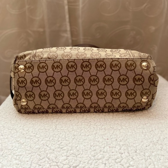 Michael Kors Gansevoort Monogram Canvas Large Tote - Picture 6 of 14